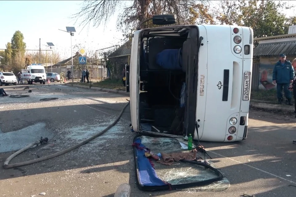 В результате ДТП в Станично-Луганском районе пострадало 11 человек, одного из них медикам не удалось спасти. Фото - скрин из видео МЧС ЛНР