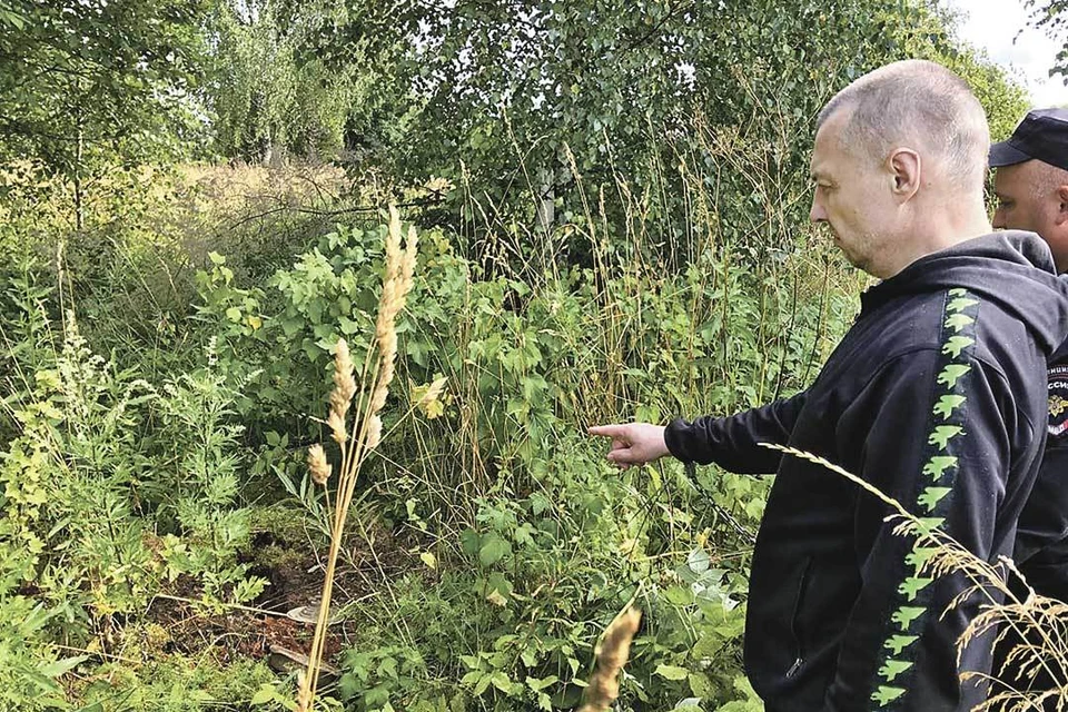 Лидер ОПГ Дмитрий Гладышев показывает следователям, где спрятано тело бывшего главаря Лазовского. Фото: ГСУ СК России по Московской области