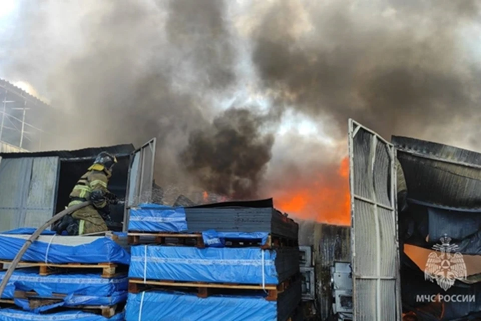 Для тушения пожара привлекли 26 единиц техники. Фото: ГУ МЧС по Ростовской области.