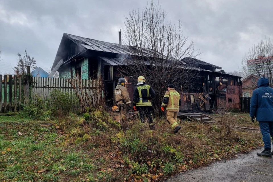 Пожар вспыхнул в жилом доме днем 18 октября. Фото: СУ СКР по Кировской области