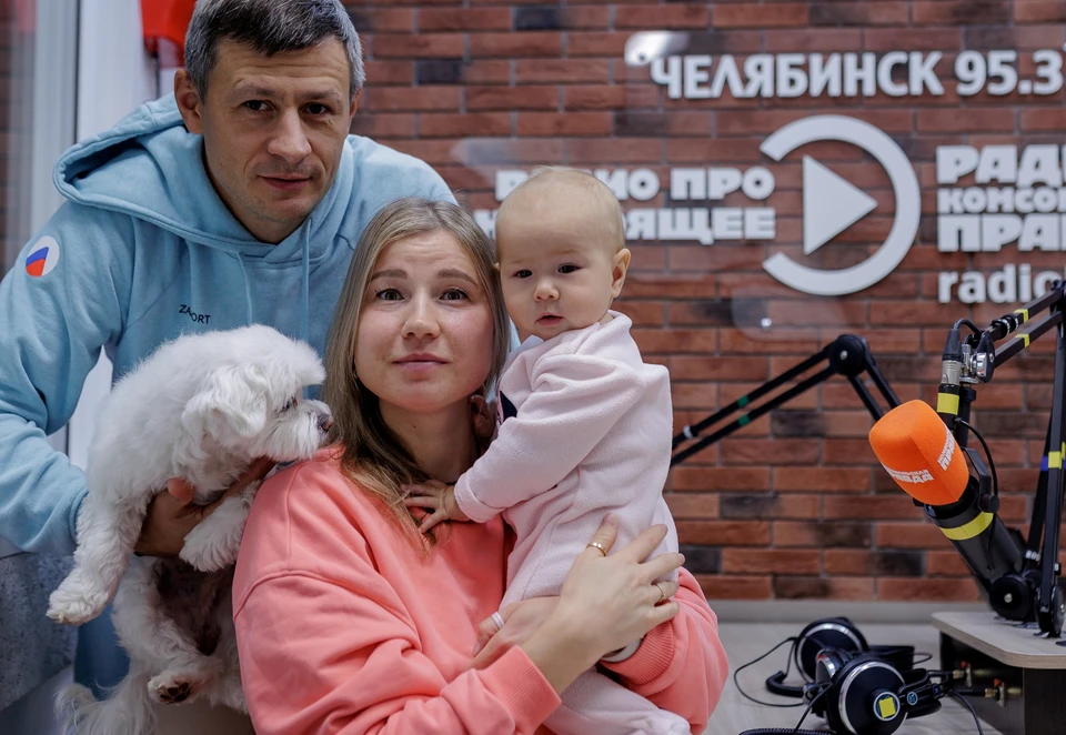 Ольга Фаткулина с супругом Александром, дочкой Оливией и другом семьи Шоном в гостях у «Комсомолки»