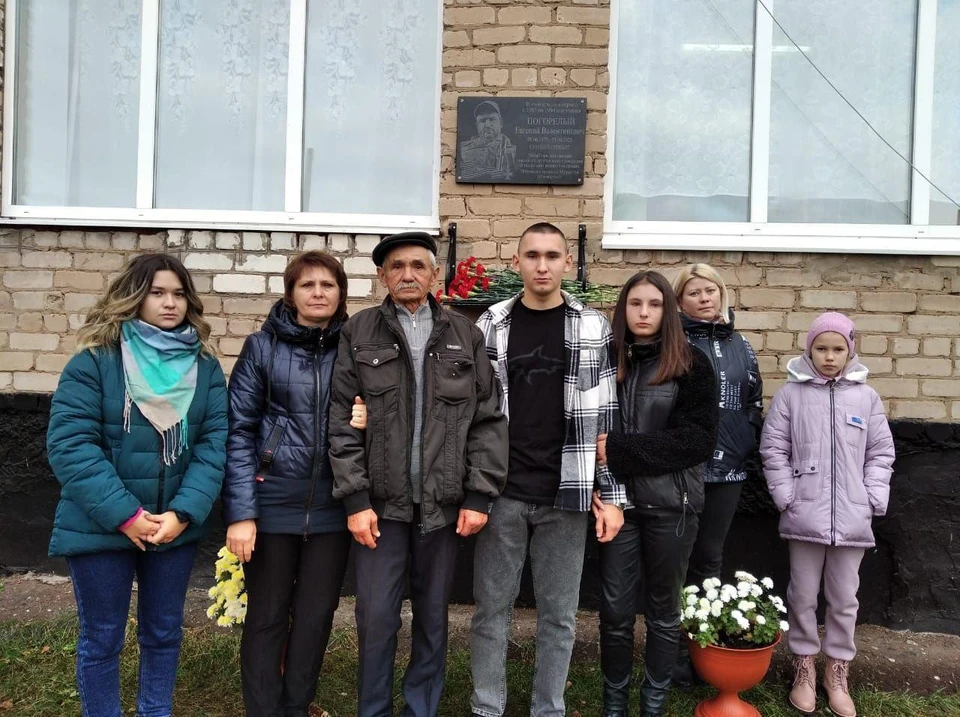 На открытии присутствовали родные и близкие Героя. Фото - администрация Сорочинского городского округа