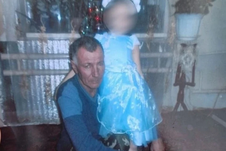Василий Эдуардович со своей старшей внучкой. Фото предоставлено родственниками Василия Зейбель