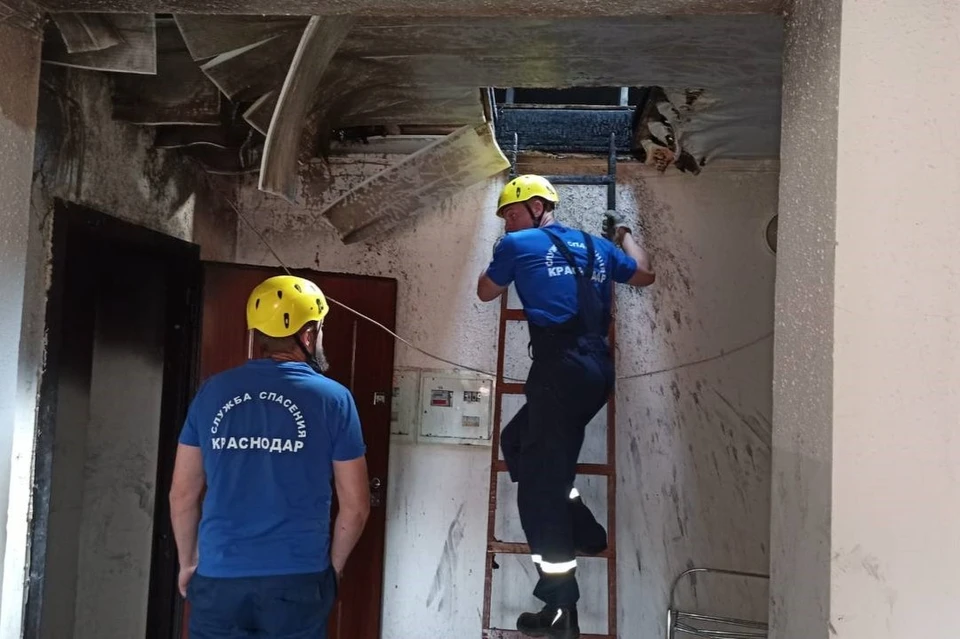 В Краснодаре просушивают пострадавшую после пожара мансарду на улице Ангарской Фото: пресс-служба администрации Краснодара