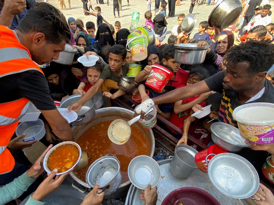Волонтеры раздают пищу переселенцам в южной части сектора Газа.