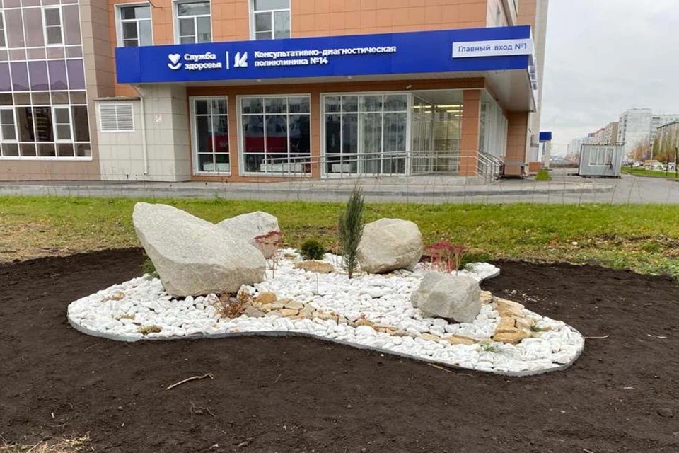 Территория поликлиники №14 в Барнауле