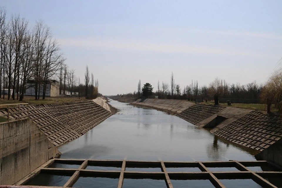 Украинские активисты перекрыли поставки воды по Северо-Крымскому каналу в 2014 году