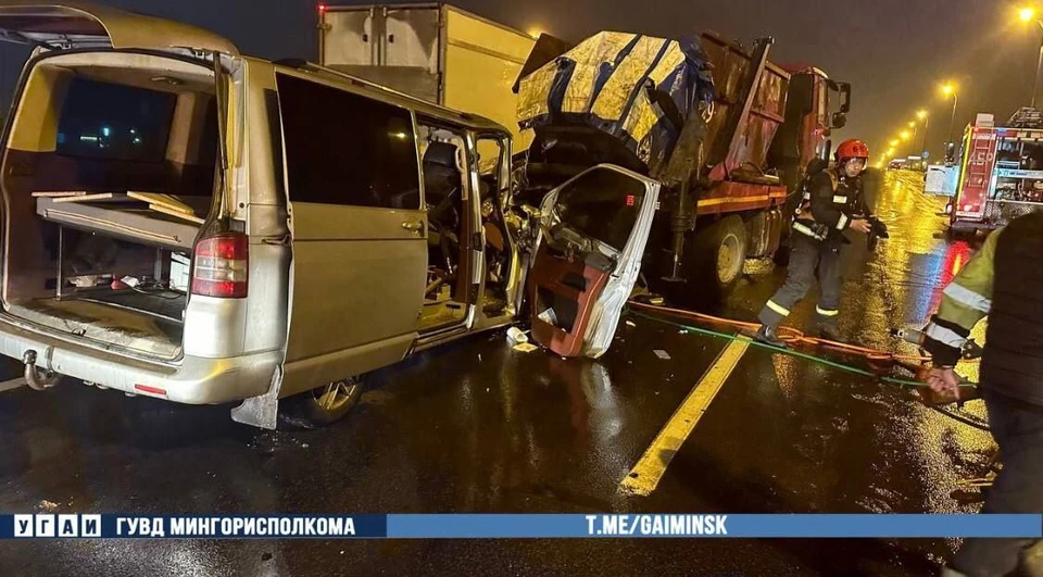 Один человек в больнице после столкновения микроавтобуса с грузовиком в Минске на МКАД. Фото: телеграм-канал УГАИ ГУВД Мингорисполкома