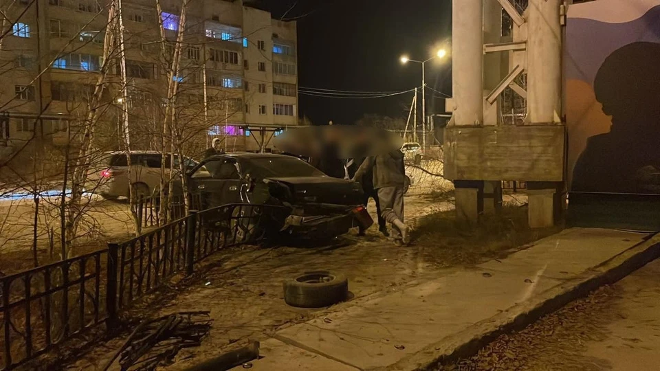18-летний водитель Toyota не справился с управлением и в заносе въехал на ограждение, повредив его. Фото: МВД по Республике Саха (Якутия)