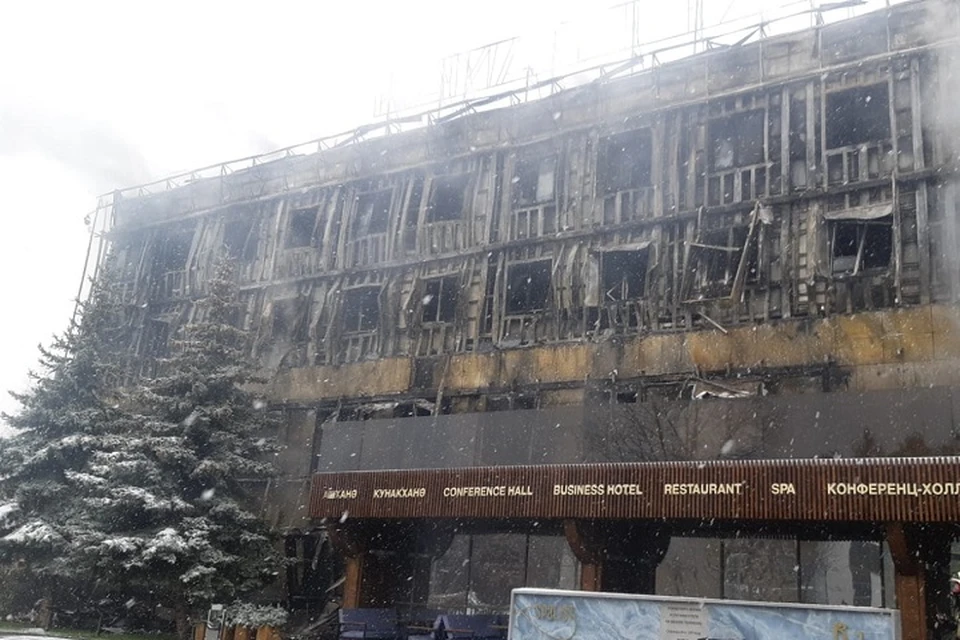 Специалисты устанавливают причину пожара.