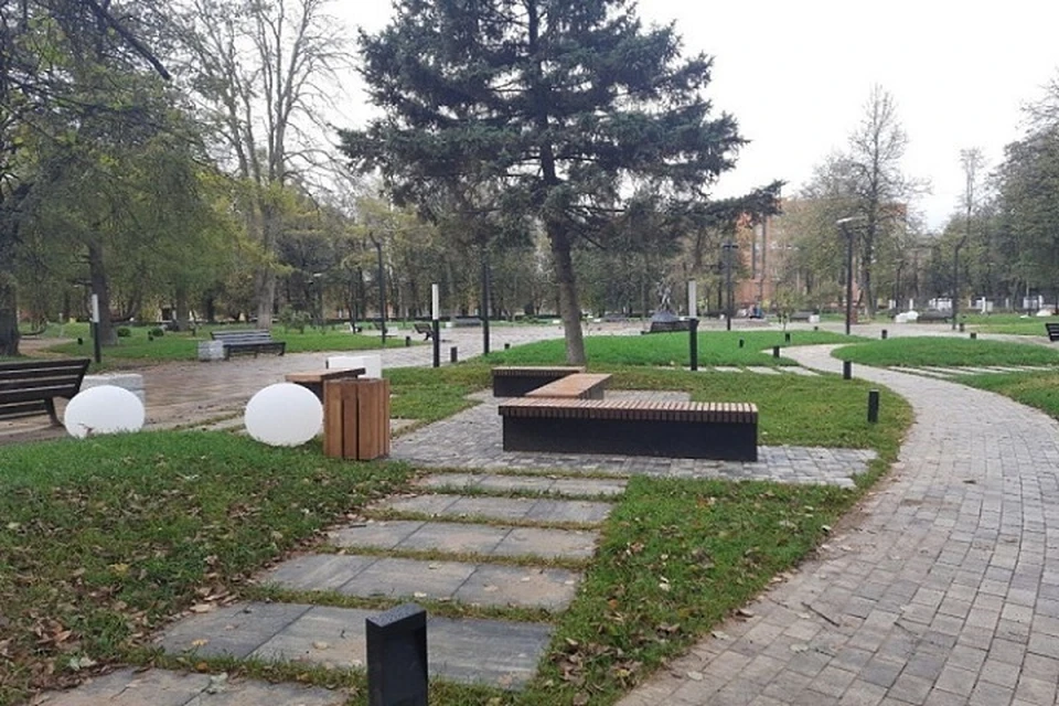 В скверах на площади Труда в Ярославле до сих пор нет освещения.