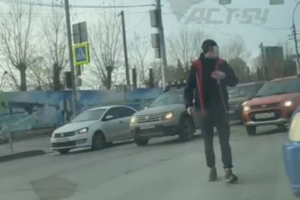 Мужчина вышел на середину дороги. Фото: скриншот из видео "АСТ-54"