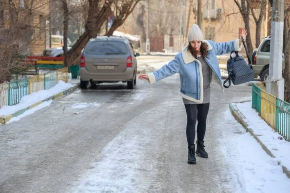 На улицах Иркутска образовались пробки и ДТП из-за гололеда 1 ноября
