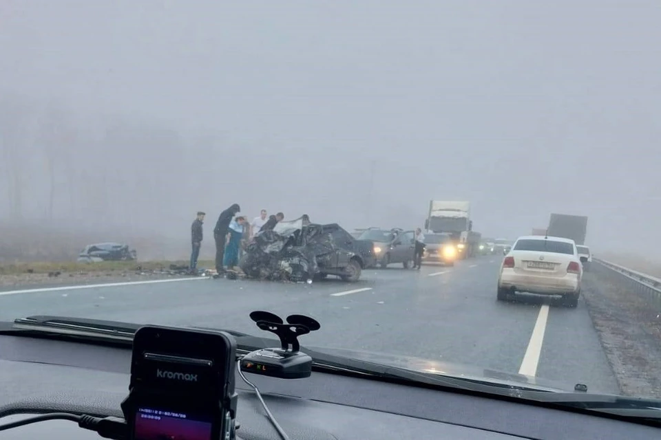 Вся передняя часть отечественной легковушки разбита вдребезги. Фото: "Главный по новостям Тольятти"