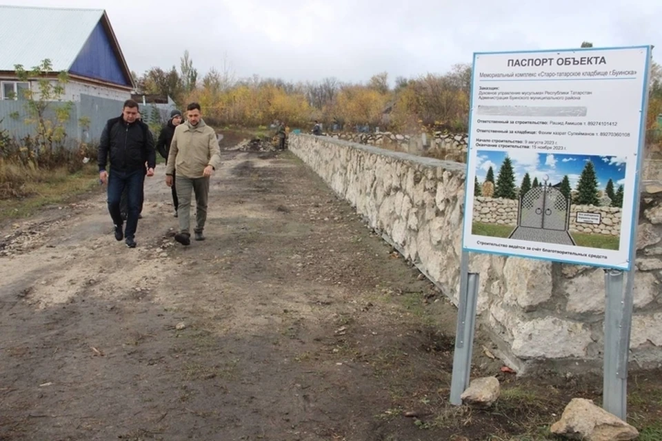 Власти города решили оградить старую часть кладбища, чтобы там больше не хоронили людей. Фото: глава Буинского района Ранис Камартдинов