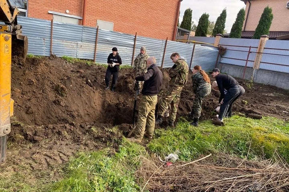 Раскопки проходят на территории частного дома, где раньше была дорожная развилка. Фото: поисковое движение "Миус-Фронт".