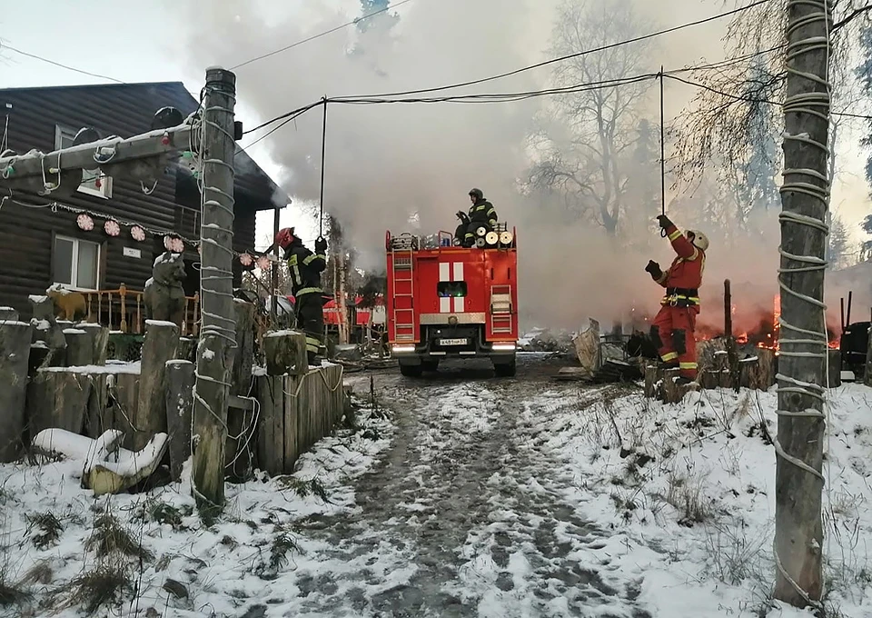 Причины пожара и ущерб от него устанавливаются. Фото: Управление по ГОЧС и ПБ Мурманской области / vk.com/murman01