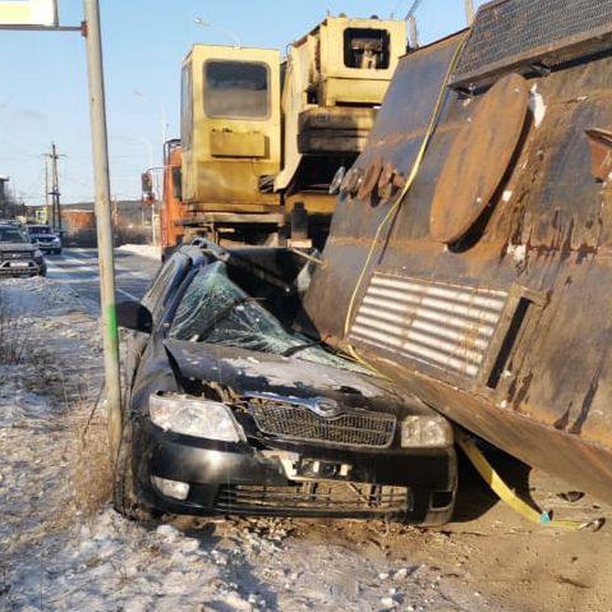 В Якутске с фуры упал груз на легковушку — водитель с больнице с травмами -  KP.RU