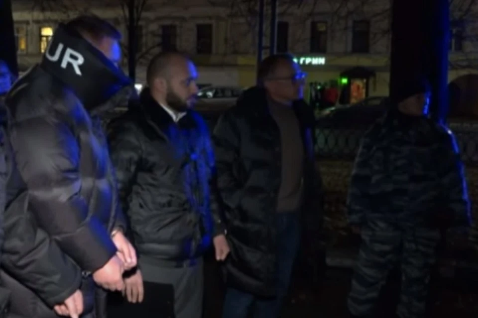 На следственном эксперименте Дмитрий Соколов прятал лицо в ворот куртки. Скриншот с видео ГТРК "Ярославия"