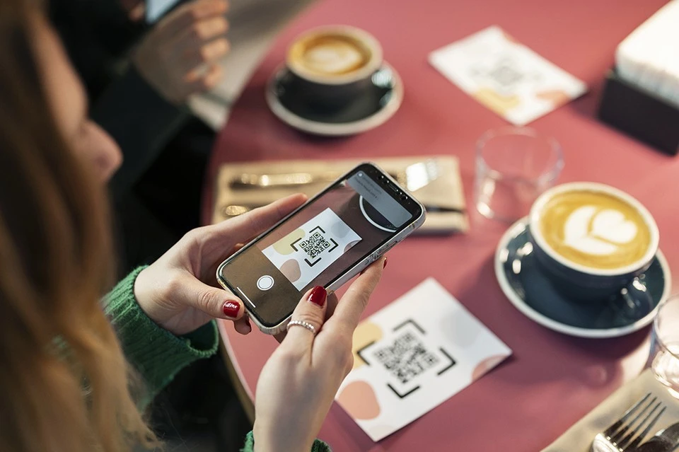 Роботы-бариста, интерактивные проекторы и QR-коды: Как живут рестораны в эпоху цифровых технологий. Фото: freepik.com.