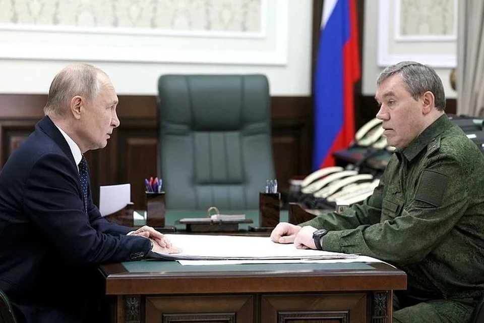 Президент заслушал в Ростове доклад начальника Генерального штаба ВС РФ Валерия Герасимова. Фото: сайт Kremlin.ru