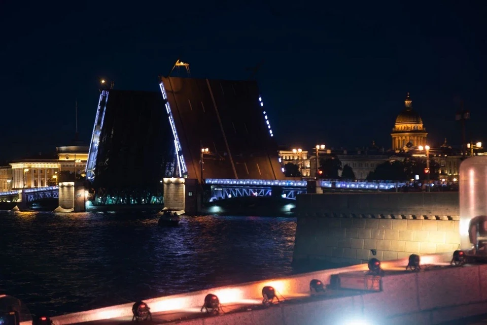 Музыка в последний раз прозвучит при разводке Дворцового моста в ночь на 4 ноября.