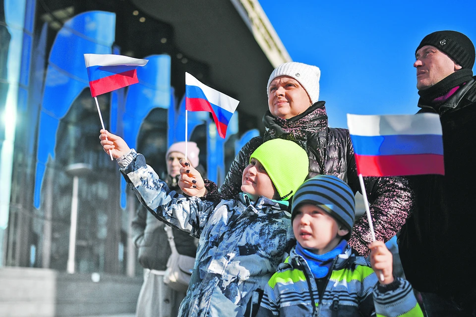 Москва. Участники флешмоба «89 регионов Российской Федерации» у Музея Победы на поклонной горе.