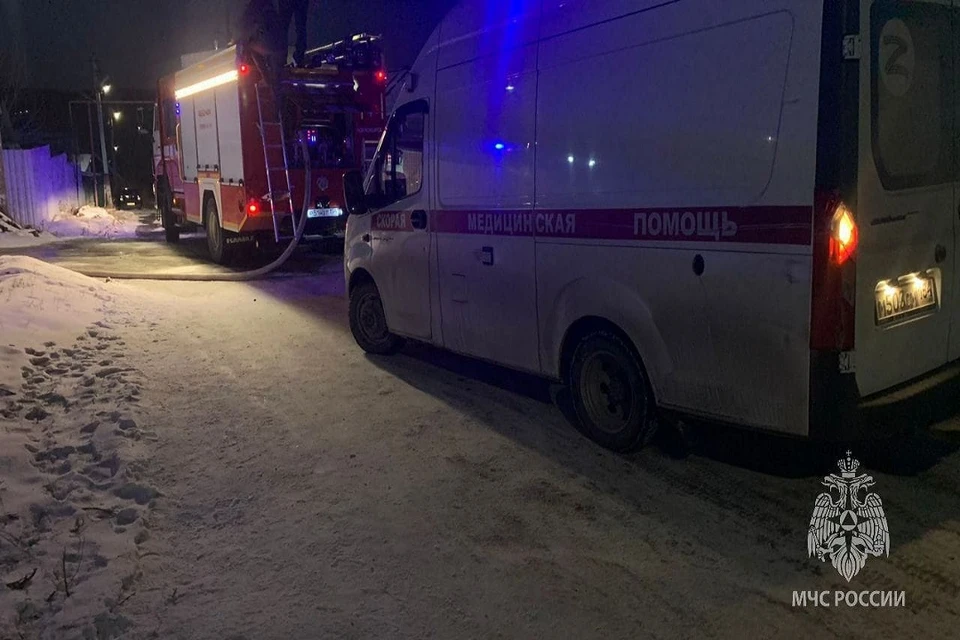Фото с места пожара, на котором погибла женщина в Новосибирске, показали в МЧС. Фото: ГУ МЧС НСО.