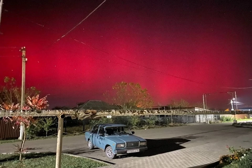 Небо окрасилось в красный цвет вечером 5 ноября