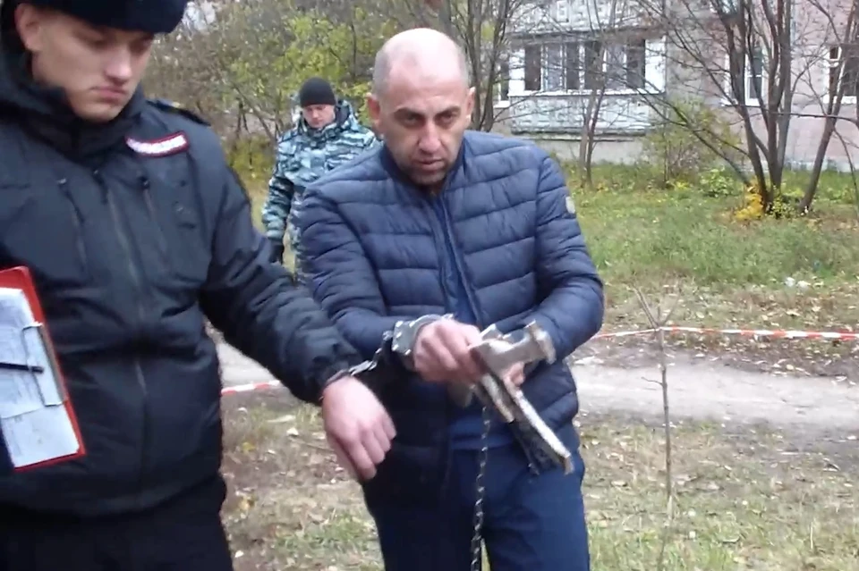 Сергей Ананикян на следственном действии во дворе, где убили судебного пристава Калужского.
