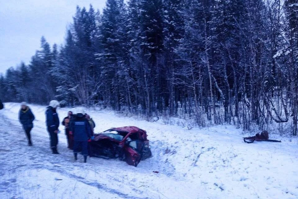 Водитель Hundai погиб на месте, его пассажира госпитализировали. Фото: Управление ГОЧС и ПБ по Мурманской области