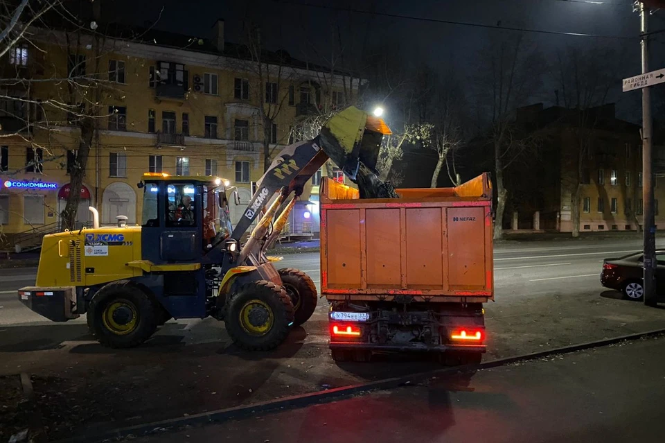 Вместо снега дорожникам вновь приходится убирать с улиц пыль, грязь и прочий мусор. Фото: КДХ г. Челябинска