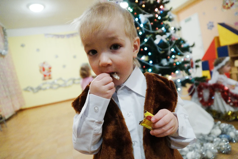 стоимость каждого подарка для детей дошкольного возраста составит 300 рублей, а для младших 1Теперь школьников – 400 рублей