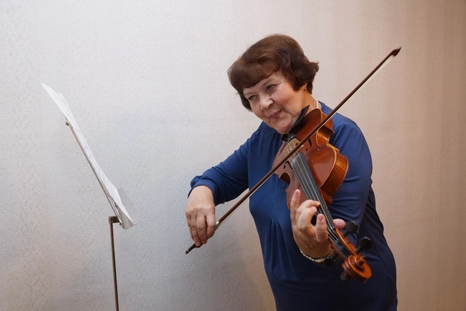 Новосибирской филармонии передали скрипки, сделанные в монастыре ЛНР