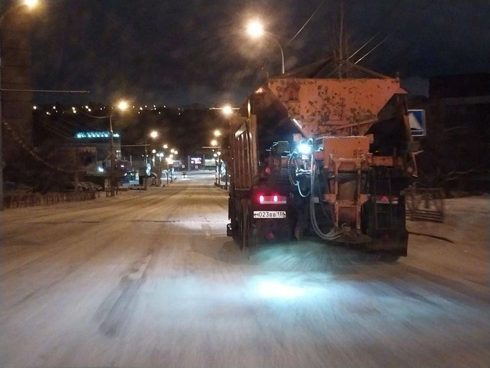 В Иркутске в усиленном режиме устраняют последствия снегопада