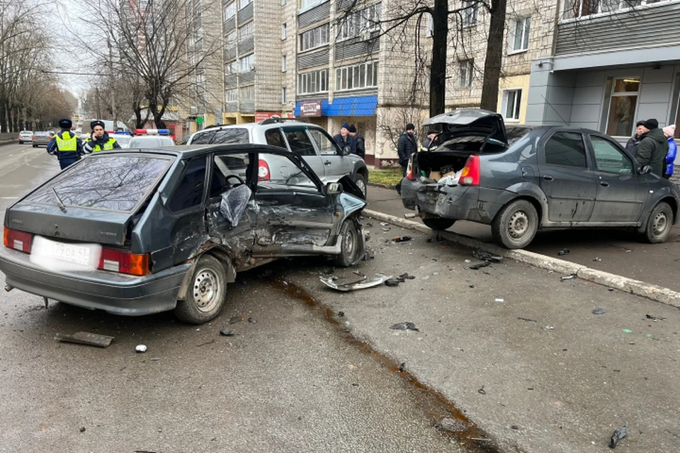 Сейчас устанавливаются причины и условия совершения ДТП. Фото: ГИБДД Кировской области