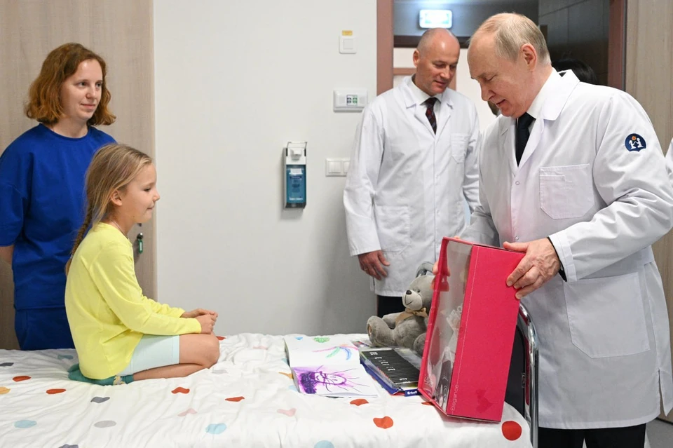 Глава государства подарил девочке куклу. Фото: Алексей Филиппов/POOL/ТАСС