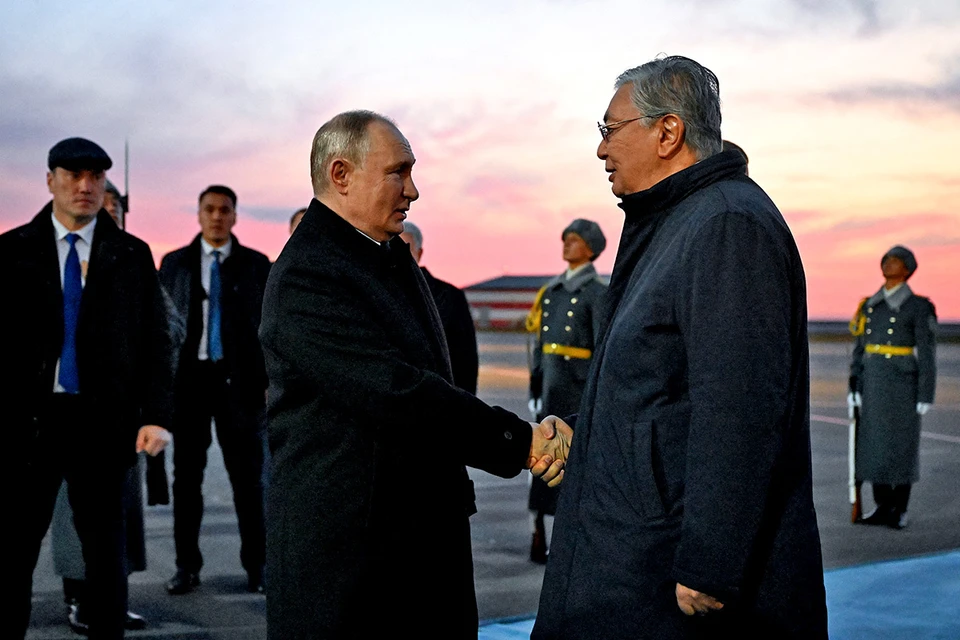 Президент России Владимир Путин прибыл в Астану для проведения переговоров, в том числе с президентом Казахстана Касым-Жомарт Токаевым.