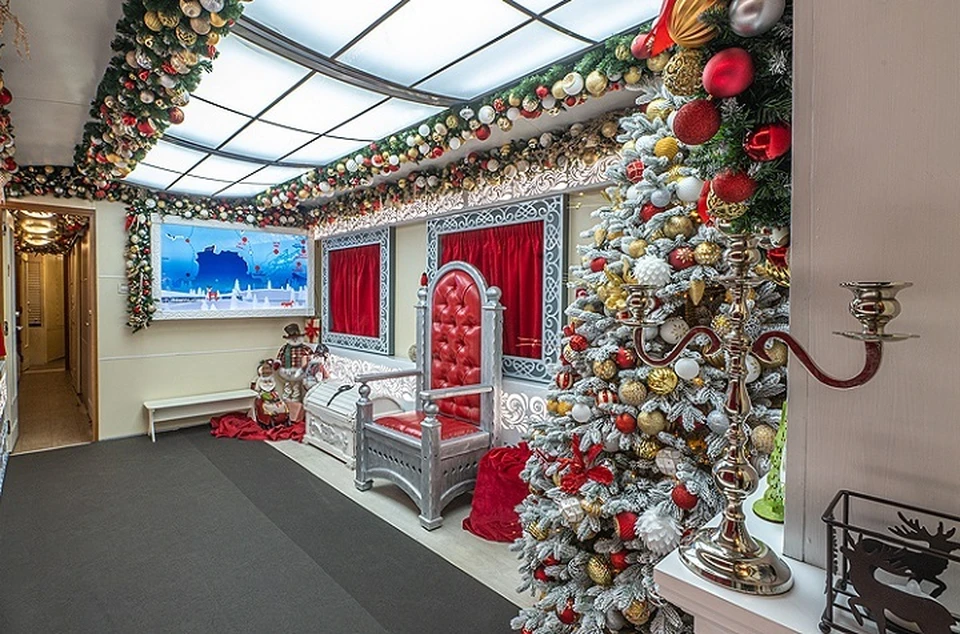 Поезд Деда Мороза – это празднично оформленная передвижная резиденция новогоднего волшебника. Фото: пресс-служба СвЖД