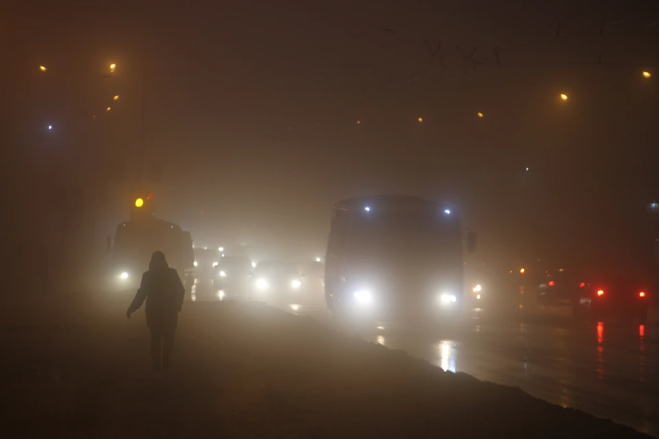 Туман зимой ночью. Ночная видимость. Пешеход в тумане. Туман ночью. Плохая видимость на дороге ночью.