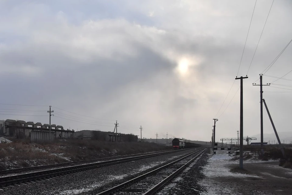 В Новосибирской области КамАЗ столкнулся с грузовым поездом.