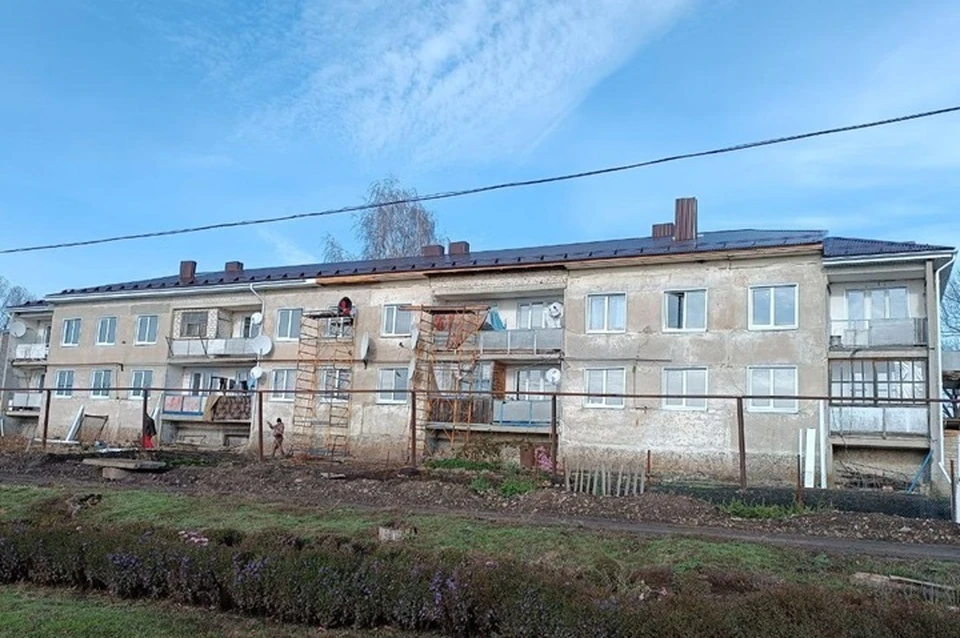 Воронежские специалисты восстанавливают 16-ти квартирный двухэтажный дом в селе Поповка. Фото - администрация Белокуракинского района