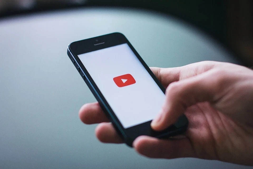 YouTube будет требовать маркировать созданный нейросетями контент. Фото: pixabay.com