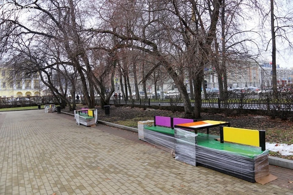 Скамейки выполнены в стиле Казимира Малевича. Фото: Telegram-канал «Интересный Екатеринбург»