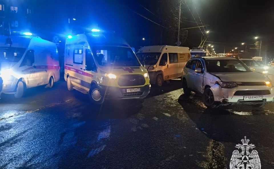В центре Тулы маршрутка столкнулась с иномаркой: пострадали 6 человек
