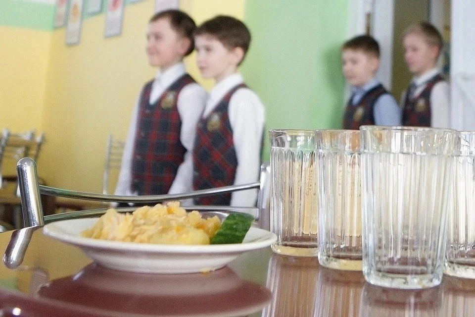 В администрации Симферополя рассказали, как в городе обстоят дела с обеспечением школьников горячим бесплатным питанием.