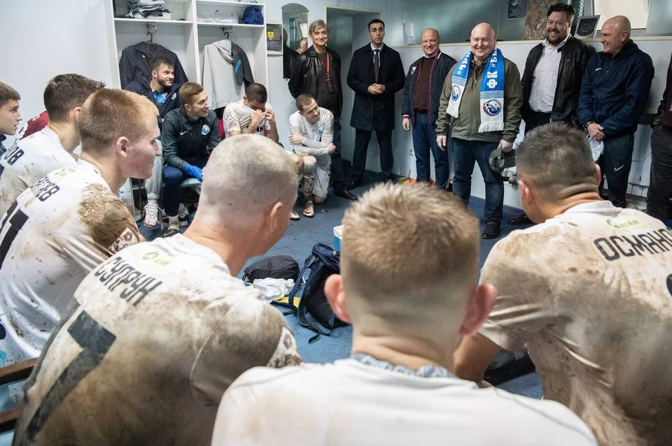 В раздевалке ребят поздравил губернатор. Фото: Telegram-канал Михаила Развожаева