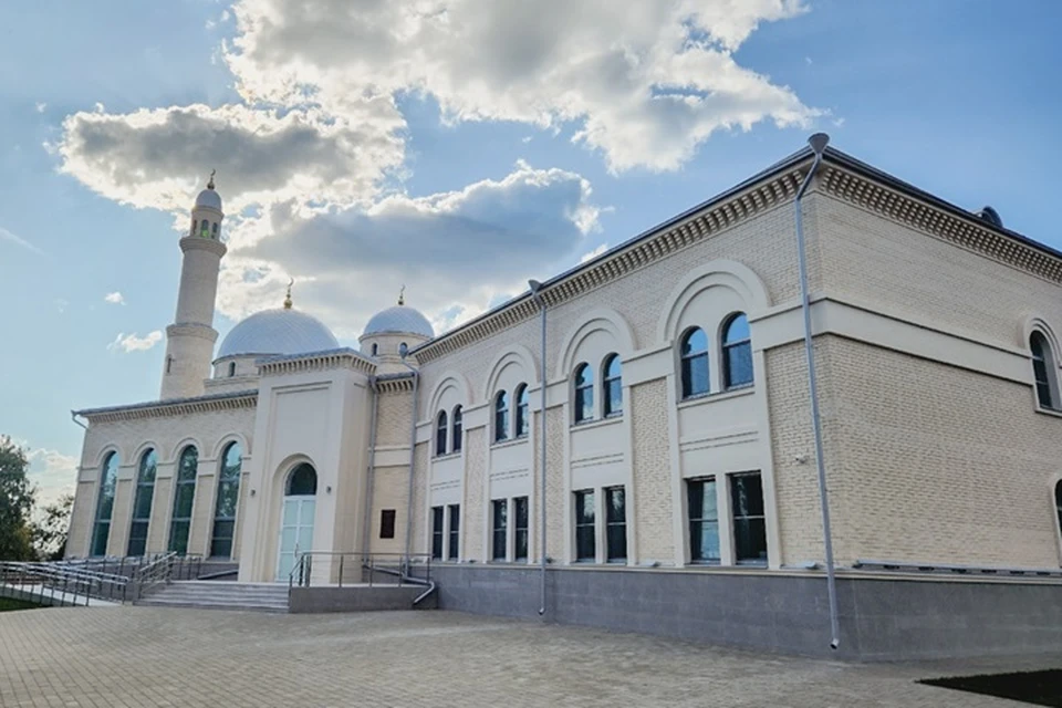 Мечеть состоит из трех белых куполов. Фото: ДУМ Татарстана