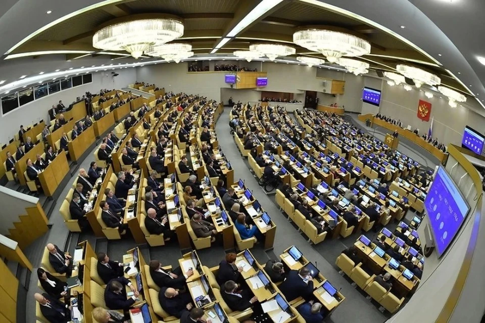 Госдума приняла в первом чтении проект закона о запрете смартфонов на уроках