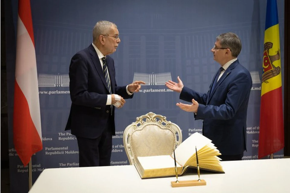 Президент Австрии на встречах появился с перебинтованной рукой и покусанным пальцем. Фото: пресс-служба